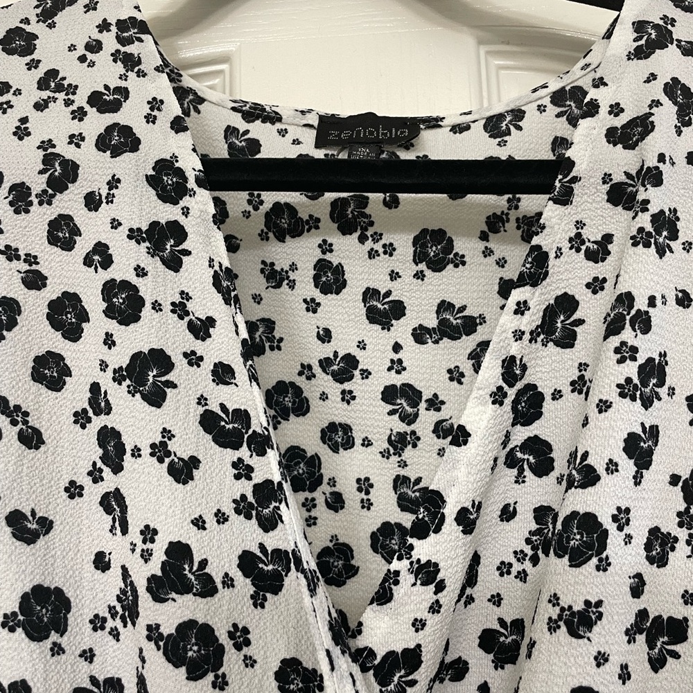 Zenobia Black & White Floral Peplum Tie Top - Picture 6 of 9